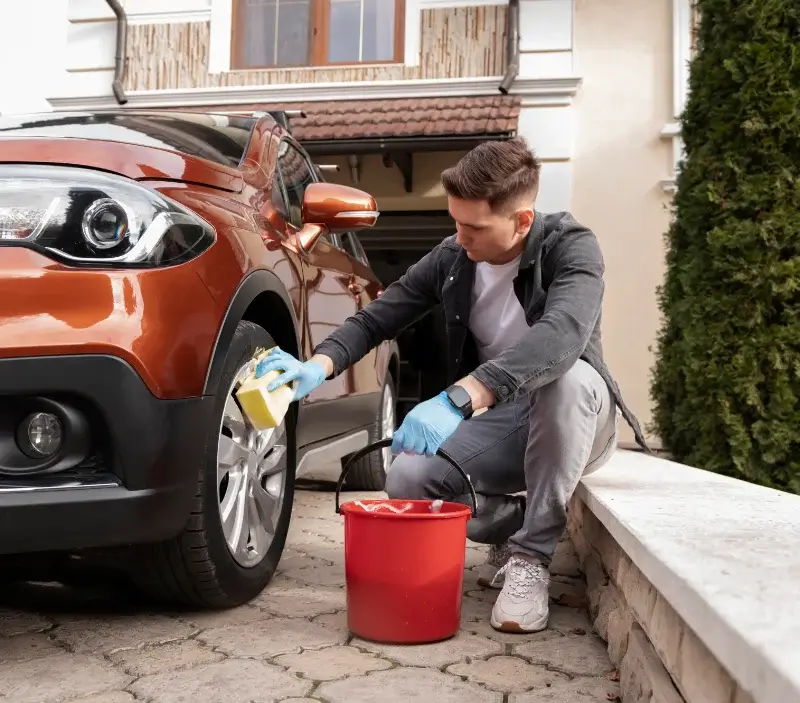 Lavage auto à domicile Saint-Étienne-Cantalès : professionnel intervenant sur un véhicule